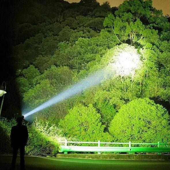 20000 lumenů taktická svítilna - extrémní paprsek a funkce powerbanky