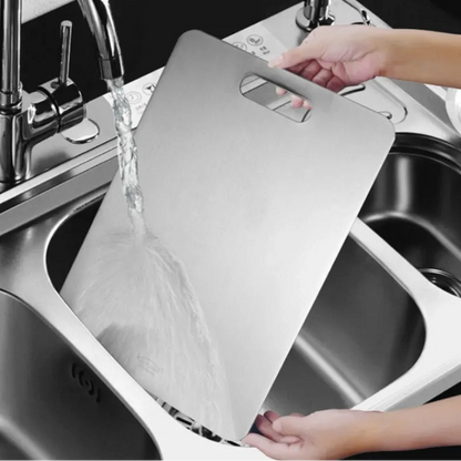 🚚 Doprava zdarma – vy si jen užijte rozbalování! Coeurva™ krájecí deska z titanové slitiny – ultra odolná, hygienická a šetrná k nožům, nezbytný pomocník do vaší kuchyně